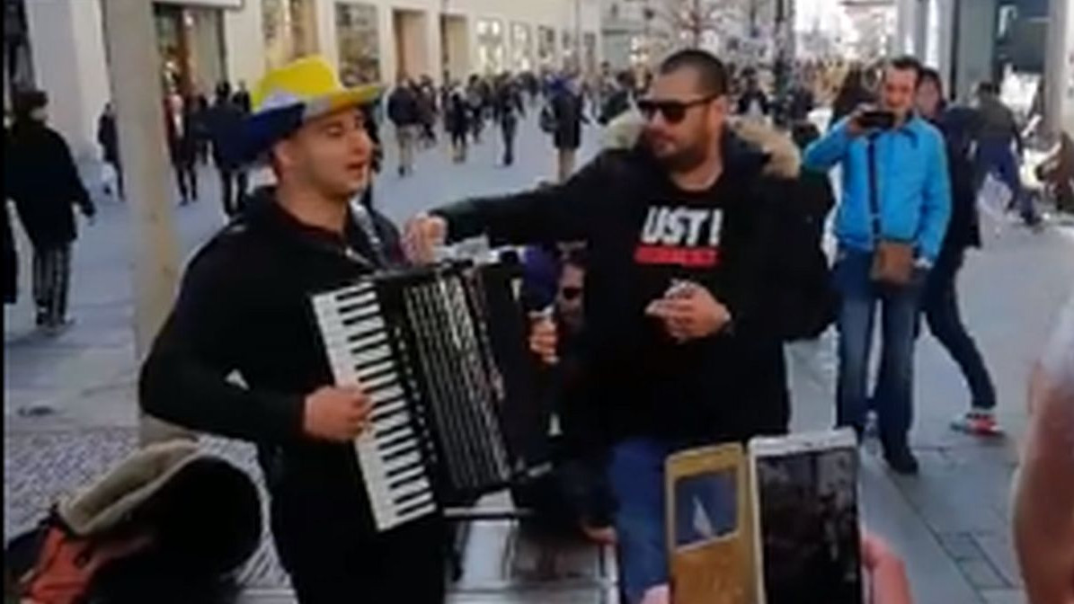 "Svuda se sunce rađa" na ulicama Beča: Harmonikaš 'zapalio' raju, nije izostalo ni kićenje
