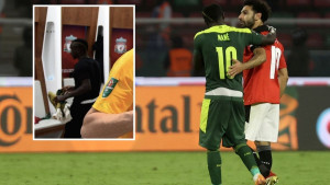 Dok su saigrači slavili trofej on je uzeo serdžadu u ruke i otišao da obavi namaz