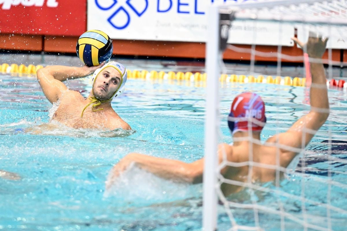 Dok je Split večeras 'gorio' gosti iz Beograda su na punom Poljudu izvodili spektakl Dok je Split večeras 'gorio' gosti iz Beograda su na punom Poljudu izvodili spektakl