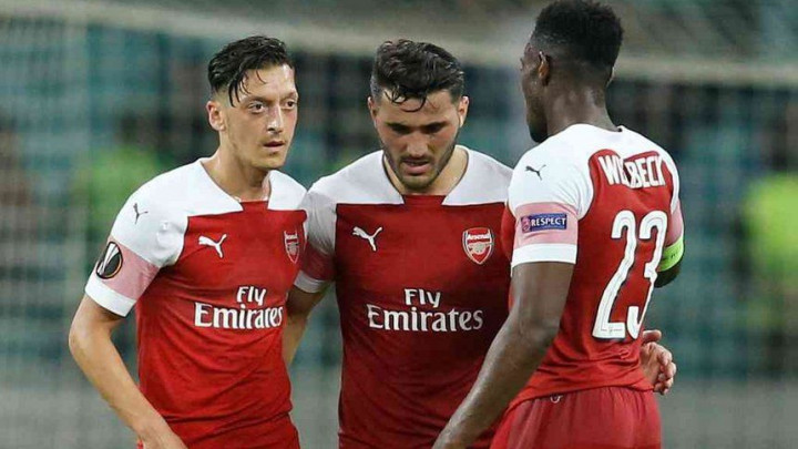 Mesut Ozil na Instagramu citirao Bergkampa i podršku dobio samo od nekoliko saigrača