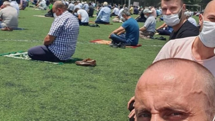 Trojica bh. nogometaša klanjala džumu na nogometnom terenu