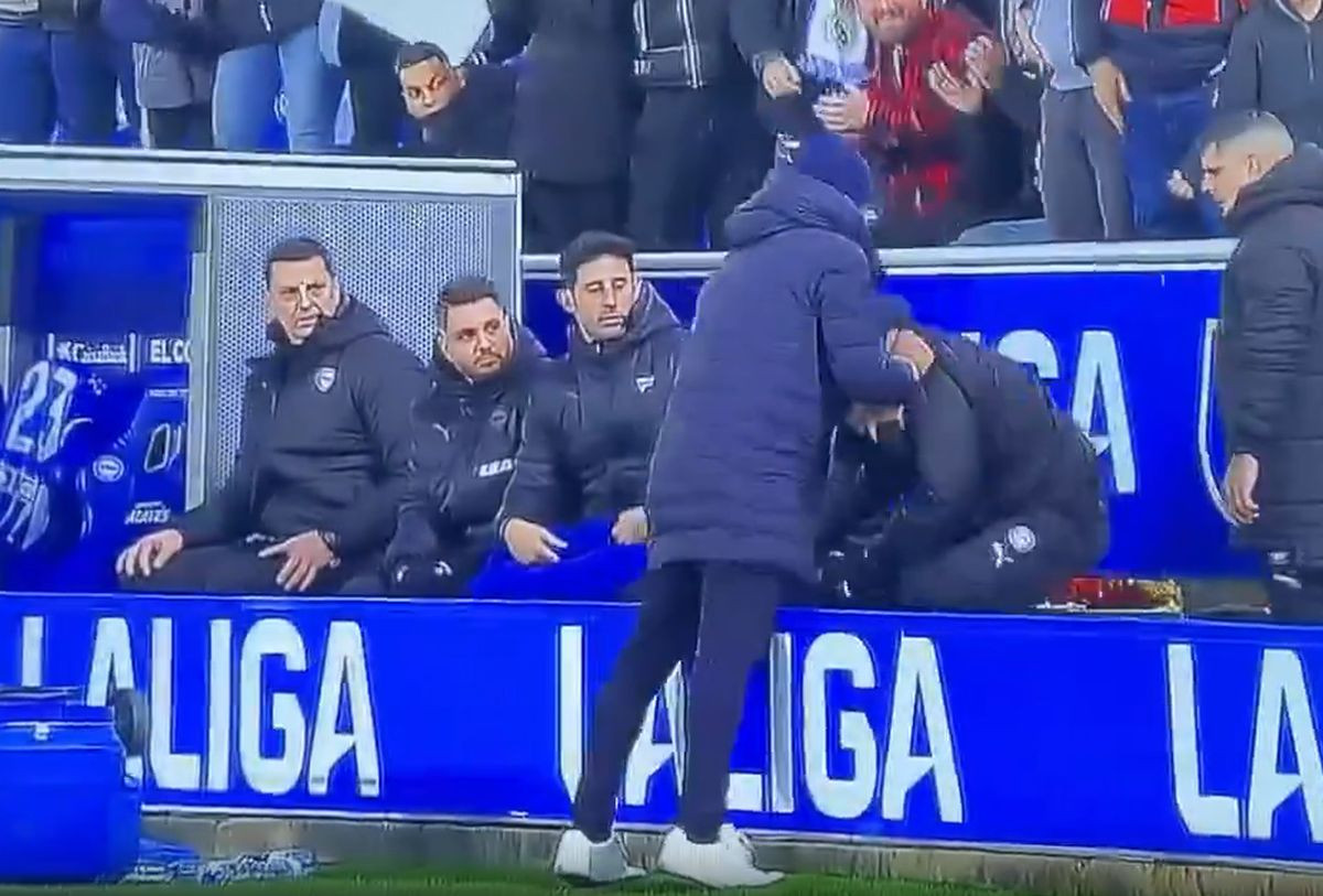Real Madrid ih dobio golom u 92. minuti - Trener Alavesa razbijao sve oko sebe, krenuo i na kolegu