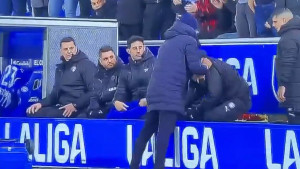 Real Madrid ih dobio golom u 92. minuti - Trener Alavesa razbijao sve oko sebe, krenuo i na kolegu