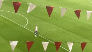 U Hrvatskoj to nikada nije doživio, Livaković se okrenuo ka zgradi pored stadiona, pa ostao u čudu