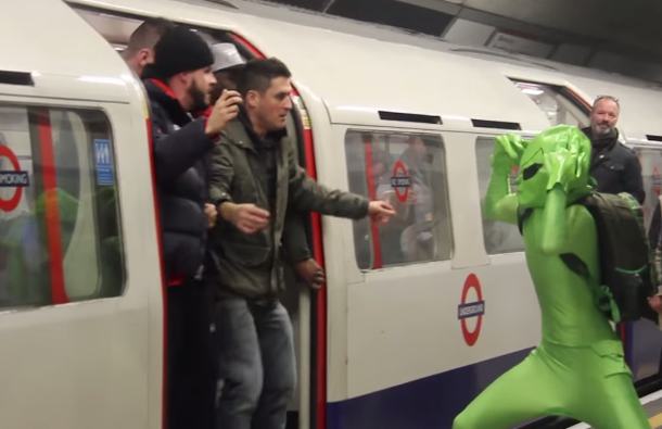 Englezi napravili parodiju na rasističke scene iz metroa