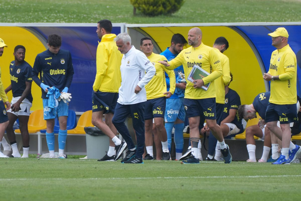 Mourinho 'skresao' balkansku klapu u Feneru: Džeko, Tadić, Livaković i Krunić saznali sudbinu Mourinho 'skresao' balkansku klapu u Feneru: Džeko, Tadić, Livaković i Krunić saznali sudbinu