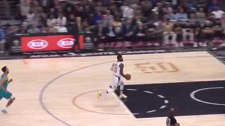 Komedija u NBA: Paul George "šetao" s loptom po terenu, a sudije nisu ništa svirale