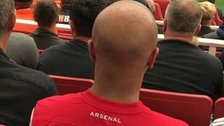Gdje li je navijač Arsenala nabavio ovakav dres?
