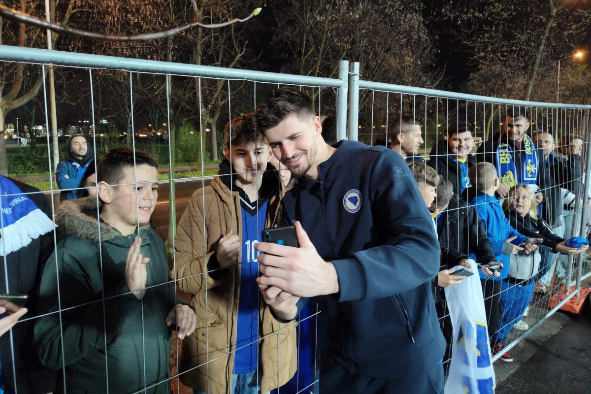 Vasilj i Katić oduševili najmlađe fanove, a golman govorio o golu Kiprana: "Najgori mogući momenat”