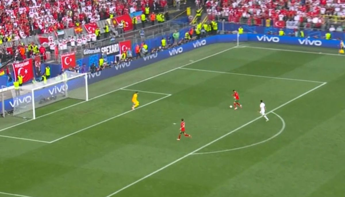 Naklon do poda! Cristiano Ronaldo je izašao sam pred golmana i napravio apsolutno (ne)predvidivo! Naklon do poda! Cristiano Ronaldo je izašao sam pred golmana i napravio apsolutno (ne)predvidivo!