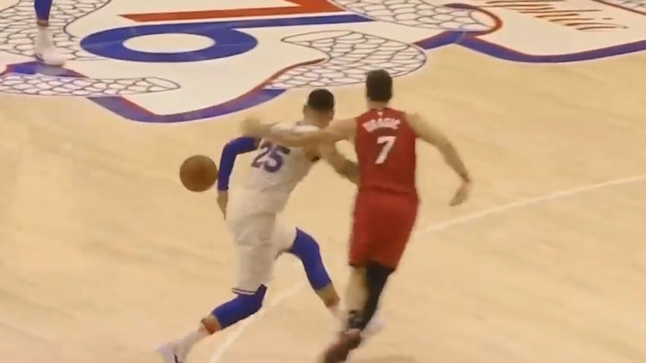 Nervozni Dragić šakom udario Simmonsa
