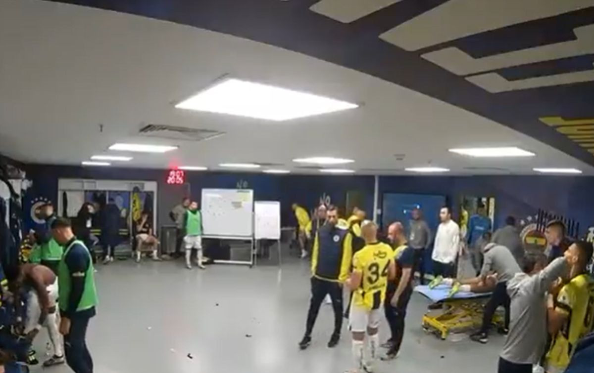 Snimak iz svlačionice koji pokazuje pravo lice Edina Džeke: "Jedan ovakav nam je trebao" Snimak iz svlačionice koji pokazuje pravo lice Edina Džeke: "Jedan ovakav nam je trebao"