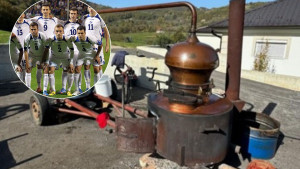 Objavio fotografiju: Legendarni reprezentativac BiH uživa u Miholjskom ljetu i pečenju rakije