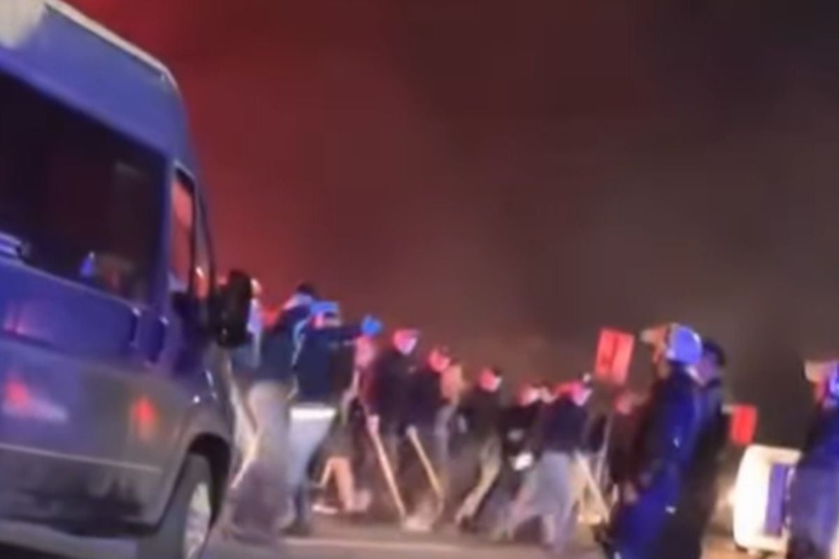 Jezivi snimci iz Srbije - Delije u žestokoj akciji, a policija mirno stoji i sve posmatra! Jezivi snimci iz Srbije - Delije u žestokoj akciji, a policija mirno stoji i sve posmatra!