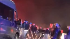 Jezivi snimci iz Srbije - Delije u žestokoj akciji, a policija mirno stoji i sve posmatra!