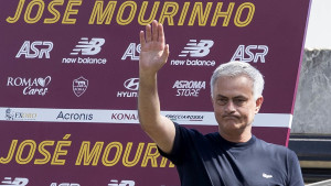 Edin Džeko danas na razgovoru sa Joseom Mourinhom