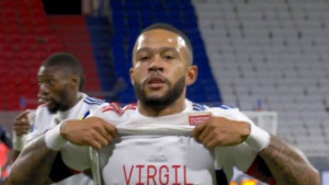 Depay zabio gol, a onda otrčao do kamere da pokaže poruku za Van Dijka