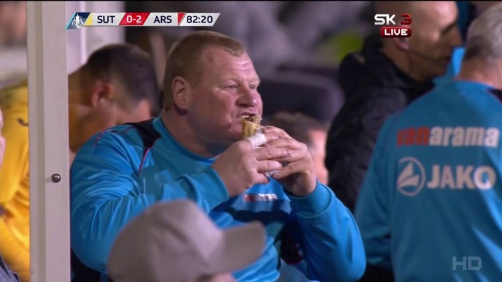 Golman Suttona jeo pitu za vrijeme utakmice sa Arsenalom