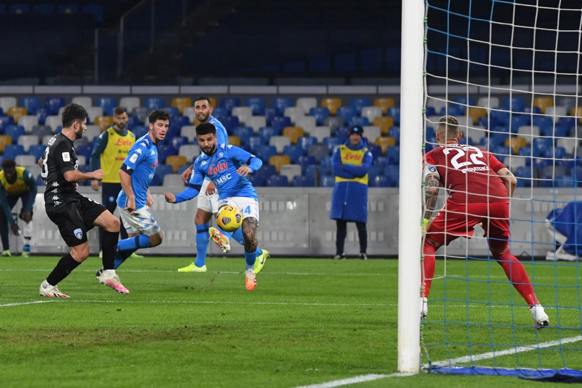 Revija lijepih pogodaka na stadionu Diego Maradona, Napoli se namučio za četvrtfinale