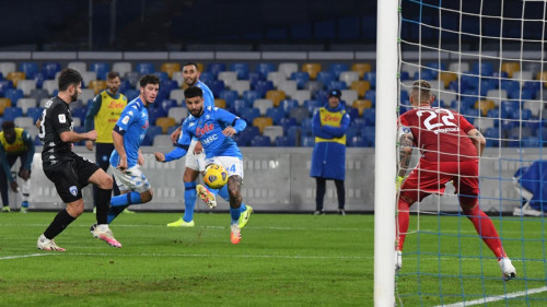 Revija lijepih pogodaka na stadionu Diego Maradona, Napoli se namučio za četvrtfinale