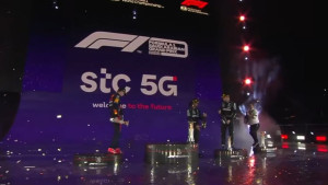 Verstappen je poslije primljenog pehara pokazao šta misli o Hamiltonovoj pobjedi