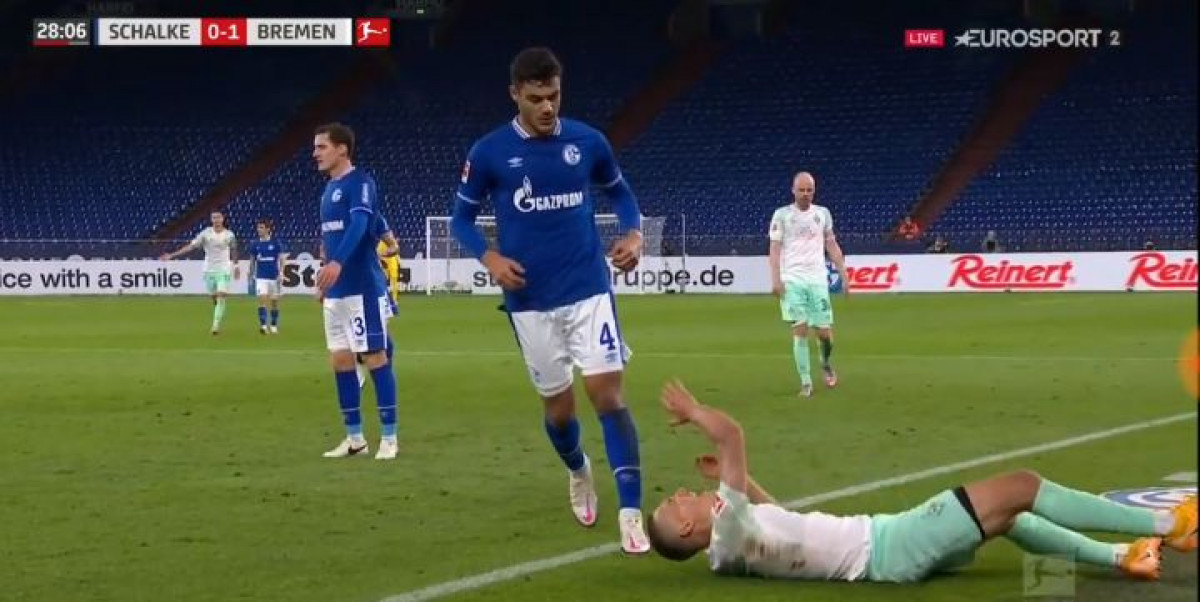 Odvratan potez nogometaša Schalkea: Prvo faulirao, a zatim pljunuo protivnika