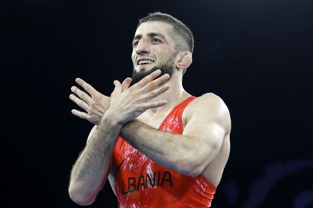 Rusku zastavu zamijenio albanskom, a u Parizu ponosno pokazao orla nakon osvojene medalje