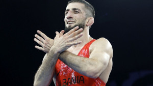 Rusku zastavu zamijenio albanskom, a u Parizu ponosno pokazao orla nakon osvojene medalje
