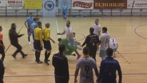 Derbi Prve futsal lige BiH prekinut, navijač utrčao na parket i udario golmana