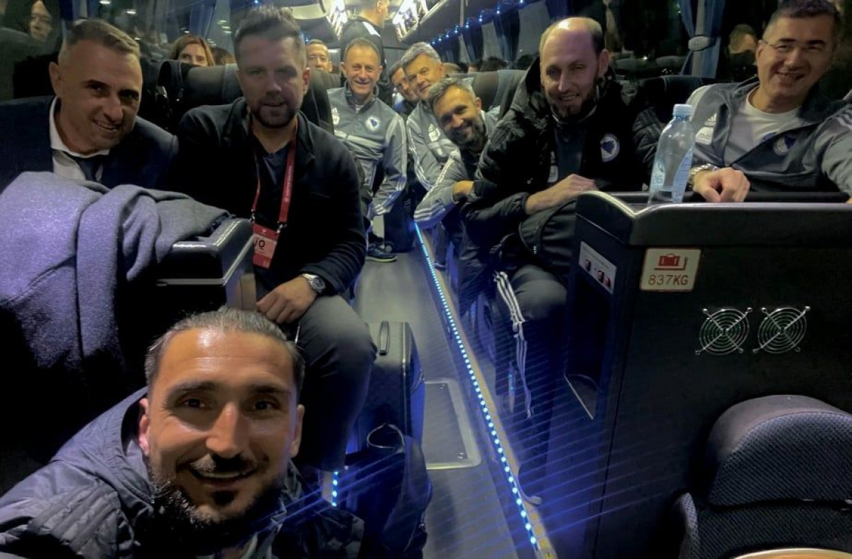 Selfie iz autobusa pokazuje koliki je teret pao s leđa Peteva i njegovih pomoćnika
