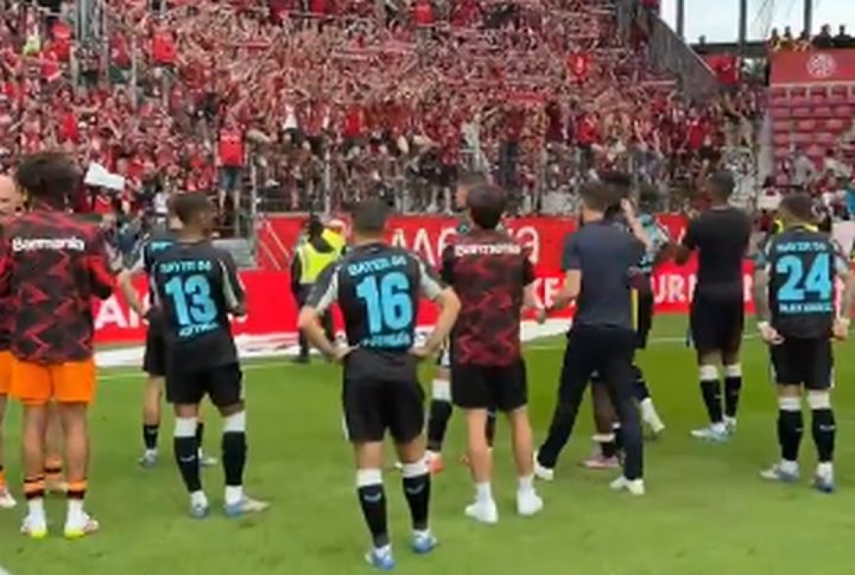 Xabi Alonso se krio iza igrača nakon meča u Mainzu, pa doživio ono što će pamtiti dok je živ Xabi Alonso se krio iza igrača nakon meča u Mainzu, pa doživio ono što će pamtiti dok je živ