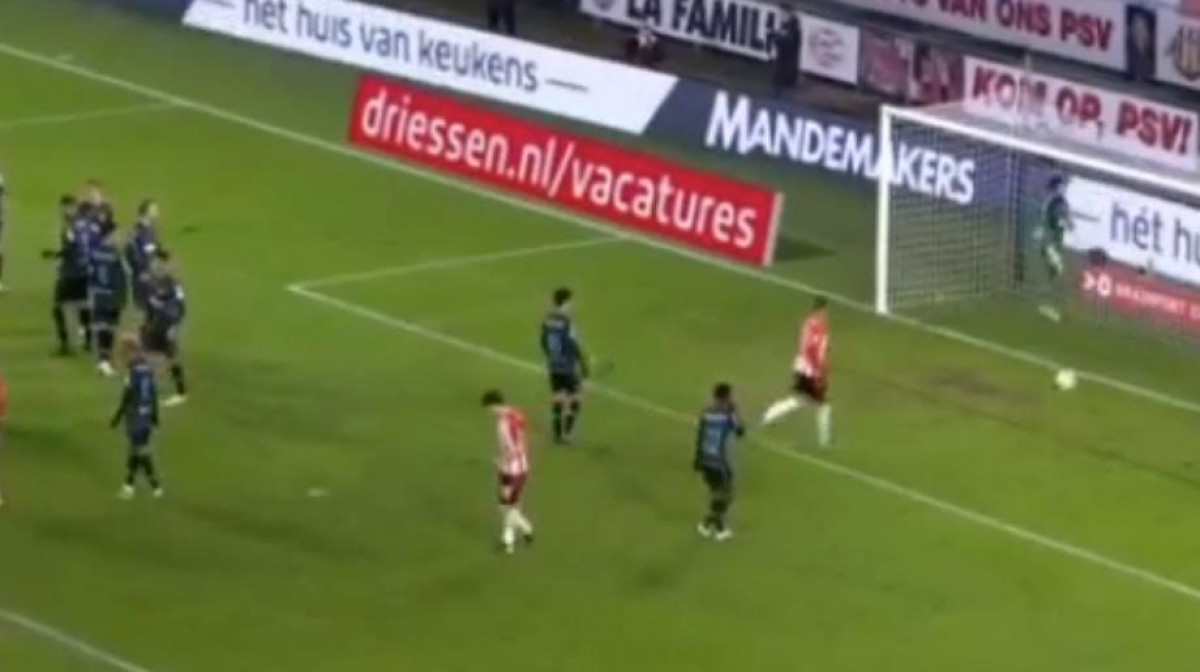 Majstorija fudbalera PSV-a: Golmanu je samo ostalo da loptu isprati pogledom