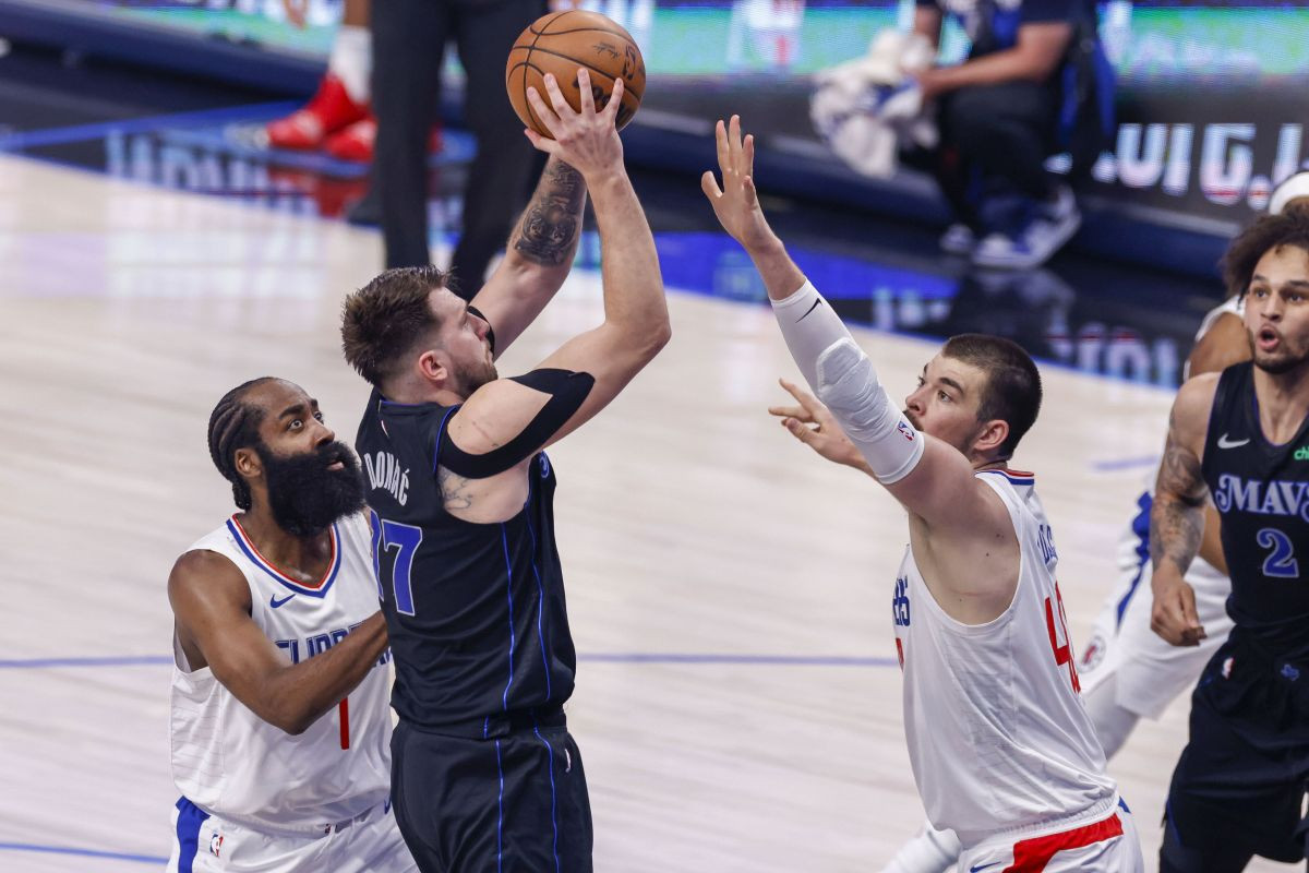 Dončića "mučilo" koljeno, ali i šut - Stvari je na svoja leđa preuzeo fenomenalni Kyrie Irving! Dončića "mučilo" koljeno, ali i šut - Stvari je na svoja leđa preuzeo fenomenalni Kyrie Irving!