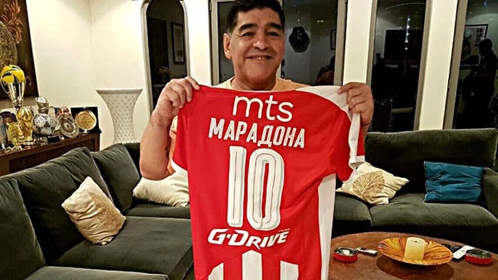Maradona pozirao sa dresom Crvene zvezde