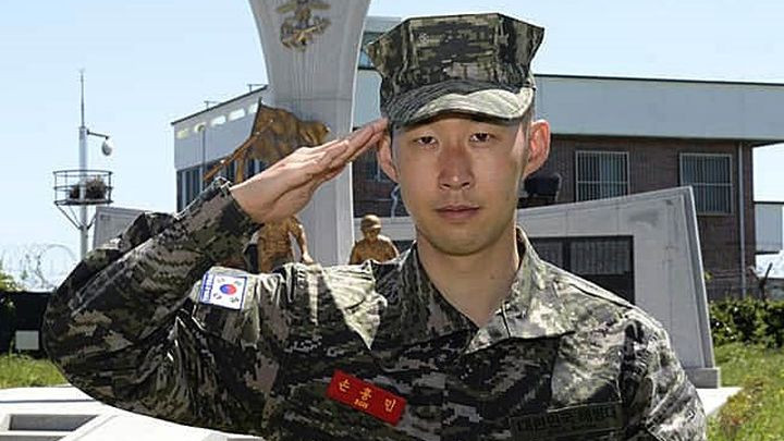 Sona pitali kako mu je bilo u vojci, a njegov odgovor pokazuje ozbiljnost u Južnoj Koreji