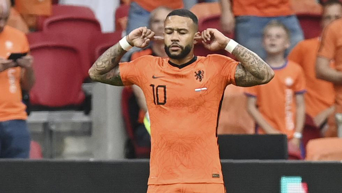 Postoji zanimljiv razlog zbog kojeg Memphis Depay golove slavi tako što prekrije uši Postoji zanimljiv razlog zbog kojeg Memphis Depay golove slavi tako što prekrije uši