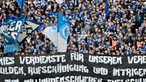 Sjeverna tribina Schalkeovog stadiona ne prašta: "Drži riječ svinjski svećeniče"