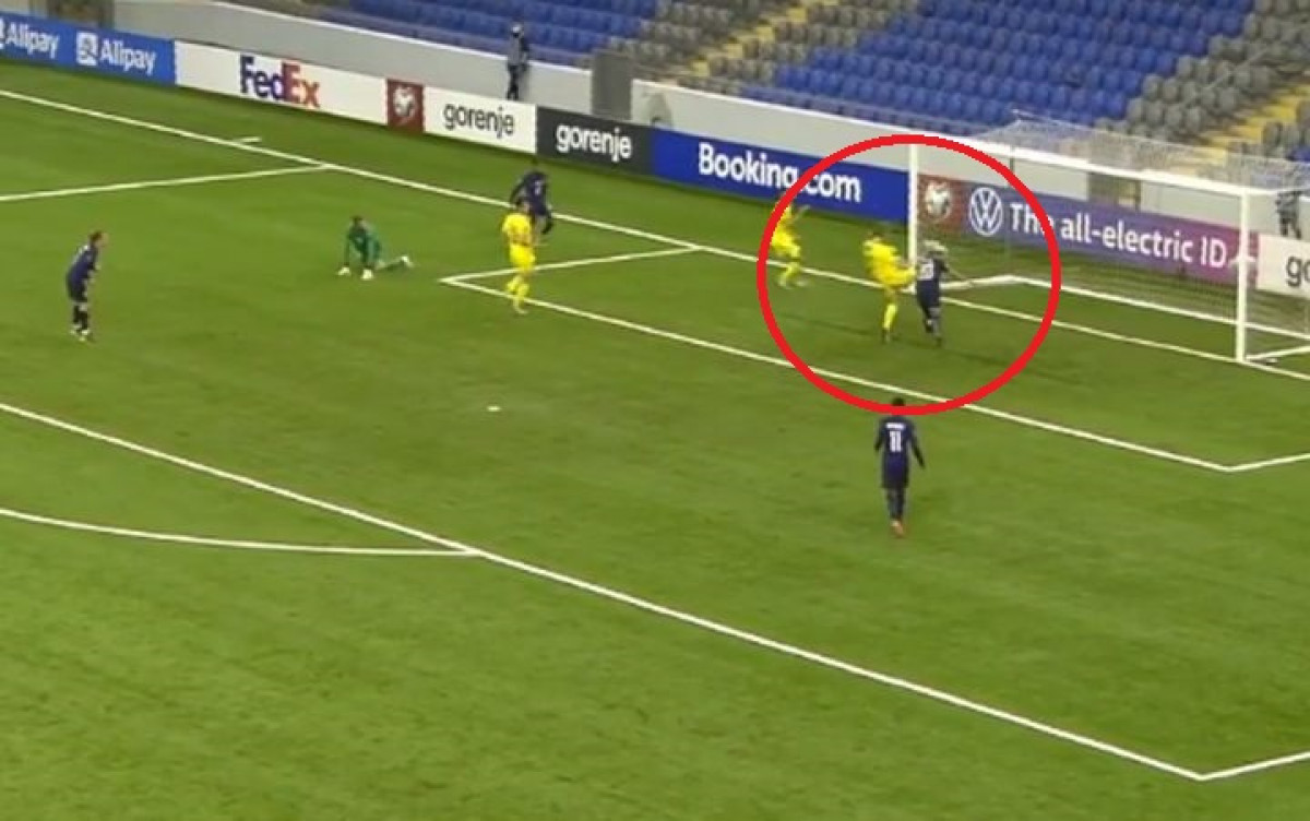 Igrač Kazahstana na čudesan način spasio gol, a samo 30 sekundi kasnije postigao autogol