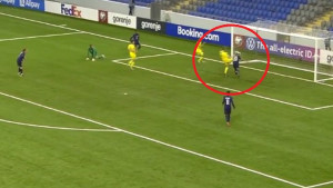 Igrač Kazahstana na čudesan način spasio gol, a samo 30 sekundi kasnije postigao autogol