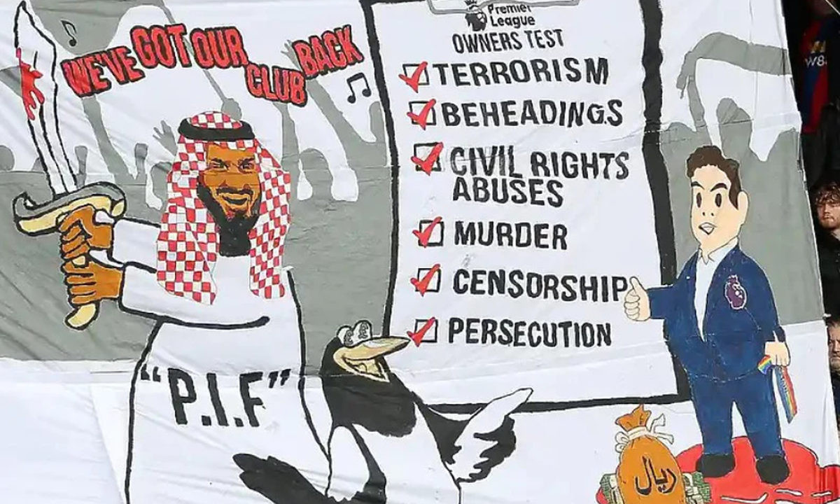 Kontroverzan transparent istaknut je na tribinama tokom meča Crystal Palace - Newcastle