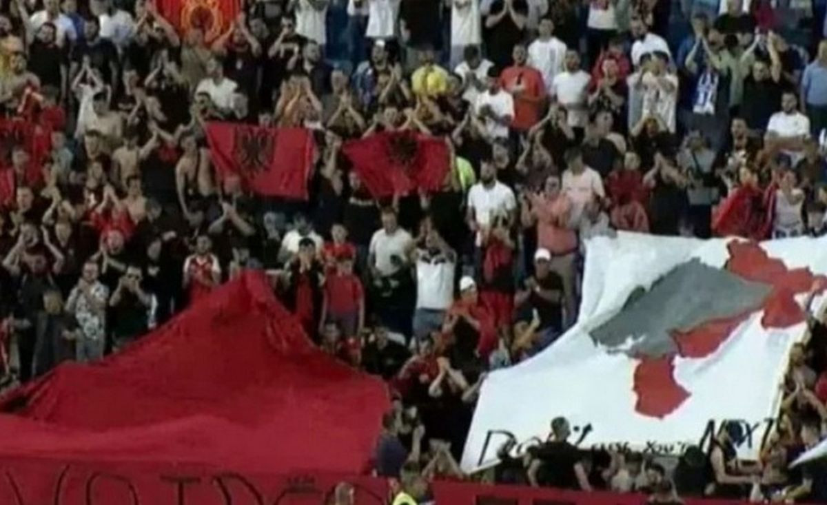 Skandal na utakmici Konferencijske lige: Na stadionu u Prištini prikazana karta sa žestokom porukom