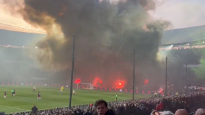Derbi je derbi: Navijači "zapalili" tribinu utakmica između Feyenoorda i Ajaxa prekinuta
