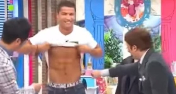 Urnebesna reakcija Japanaca na Ronaldove trbušnjake