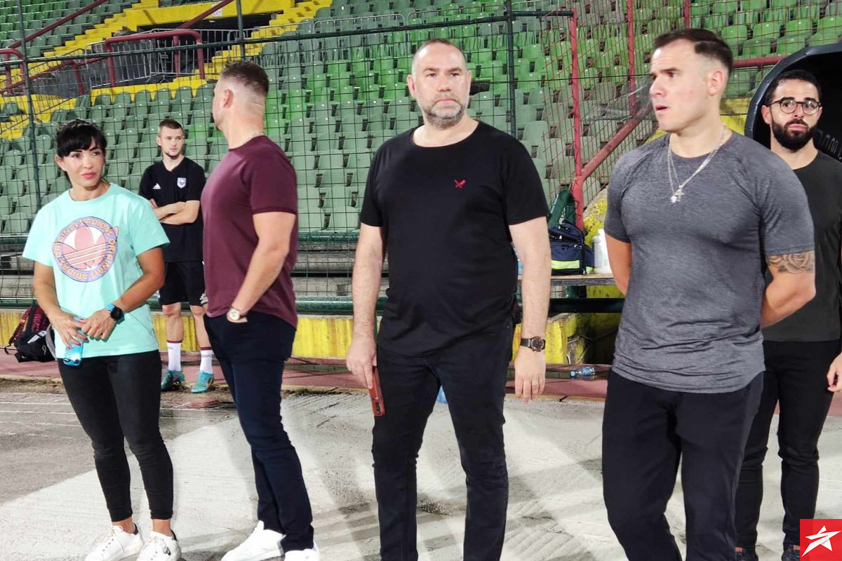 Ozbiljna lica i maksimalan fokus: Mirvić i Alimanović bodre igrače Sarajeva na treningu
