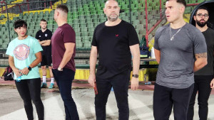 Ozbiljna lica i maksimalan fokus: Mirvić i Alimanović bodre igrače Sarajeva na treningu
