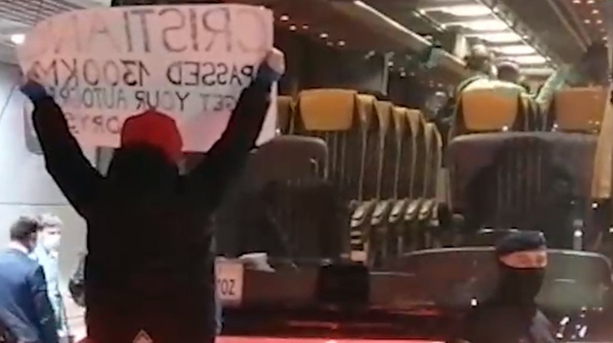 Video iz Beograda slama srce: Dječak stajao sa transparentom, Ronaldo samo ušao u autobus