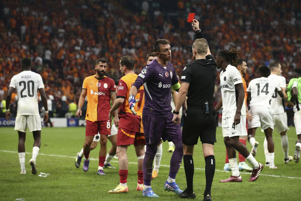 Haos u Turskoj: Muslera primio pogodak, pa zatim potpuno poludio! Haos u Turskoj: Muslera primio pogodak, pa zatim potpuno poludio!