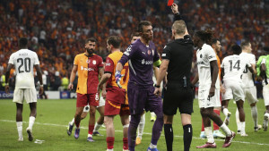 Haos u Turskoj: Muslera primio pogodak, pa zatim potpuno poludio!