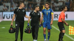 Amar Dedić zabrinuo Benficu i Zmajeve: Šepao kroz aerodrom i tražio prostor od novinara
