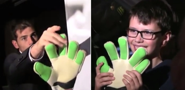 Casillas darovao rukavicu mladom navijaču Reala Casillas darovao rukavicu mladom navijaču Reala
